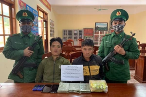 Vàng A Hảng và Vàng A Sớ cùng tang vật bị Bộ đội biên phòng tỉnh Sơn La bắt giữ ngày 16-12-2020. 