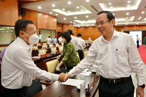 Bí thư Thành ủy TP.HCM trao đổi với các đại biểu bên lề hội nghị.