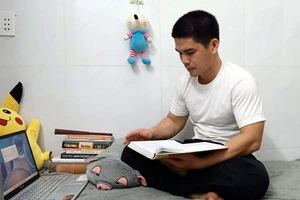 Anh Ngô Đỗ Trường Long trong căn phòng trọ của mình ở quận 12. 