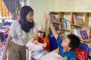 Trần Thị Hòa say mê giảng dạy ngoại ngữ cho các em ở quê nhà trên đảo Lý Sơn.