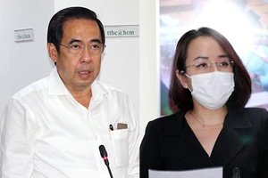 Phó Giám đốc Sở LĐ-TB&XH TP.HCM Nguyễn Văn Lâm (trái) và Phó Chánh Văn phòng Sở Y tế TP.HCM Lê Thiện Quỳnh Như phát biểu tại cuộc họp báo.
