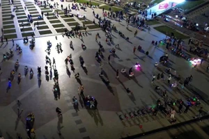 Quảng trường Lâm Viên bị các nhóm chiếm để cho thuê xe điện chạy với tốc độ cao gây nguy hiểm cho người đi bộ.