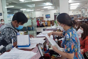 Người dân đến thực hiện các thủ tục tại cơ quan BHXH TP.HCM.