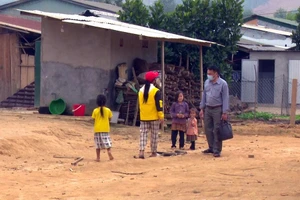 Nhiều học sinh ở xã Đắk R’măng chưa được đến lớp.