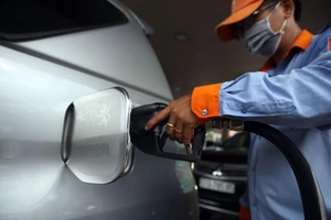 Nhiều chuyên gia đề xuất giảm thuế VAT, thuế tiêu thụ đặc biệt… với mặt hàng xăng dầu đến hết năm 2022 để hỗ trợ người dân và doanh nghiệp.