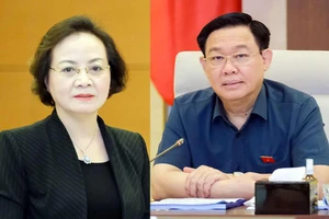 Chủ tịch Quốc hội Vương Đình Huệ (phải) và Bộ trưởng Bộ Nội vụ Phạm Thị Thanh Trà tại cuộc họp.