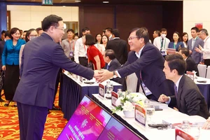 Chủ tịch Quốc hội Vương Đình Huệ với các đại biểu tham dự diễn đàn.