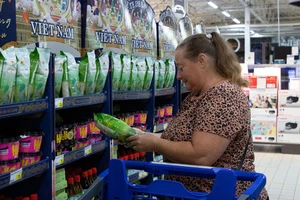 Khách hàng tìm mua gạo VN trong một siêu thị tại Pháp.