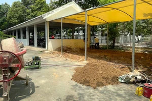 Công trình xây dựng nhà xe của Trường THCS Cát Lái, TP Thủ Đức nhận được sự hỗ trợ từ các phụ huynh.