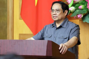 Thủ tướng Phạm Minh Chính chủ trì họp trực tuyến với tám tỉnh, TP chịu ảnh hưởng của bão số 4, trưa 28-9. 