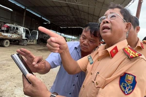 Đại tá Lê Văn Ninh, Trưởng phòng PC08 Công an tỉnh, trực tiếp đi kiểm tra thông tin báo phản ánh. 