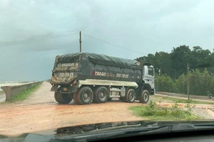 Xe ben chở đầy cát né trạm cân ở Tây Ninh.