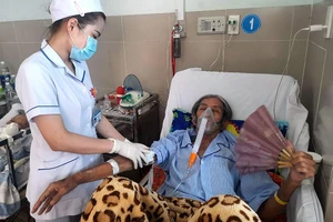 Một bệnh nhân nặng đang được điều dưỡng BV quận 11, TP.HCM kiểm tra sinh hiệu.