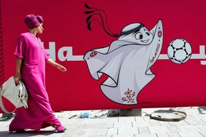 Biểu tượng World Cup 2022 “La’eeb” xuất hiện trên các đường phố tại Qatar.