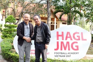 Sau thành công cùng đội tuyển Việt Nam, ông Park lên Pleiku thăm bầu Đức.