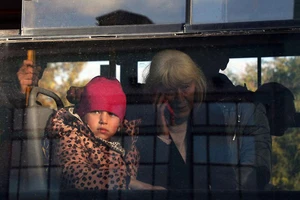 Dân thường được sơ tán khỏi tỉnh Kherson (Ukraine) đang do Nga kiểm soát đến ga đường sắt ở thị trấn Dzhankoi (Crimea) ngày 24-10.