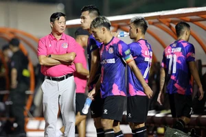 Đúng lúc dầu sôi lửa bỏng, Giám đốc kỹ thuật Lê Huỳnh Đức xin nghỉ nhưng người trong cuộc xác định rằng do ông Đức tìm gặp cấp trên mà “ngoài vùng phủ sóng”.