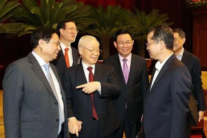 Tổng bí thư Nguyễn Phú Trọng, các lãnh đạo Đảng, Nhà nước và các đại biểu dự hội nghị.