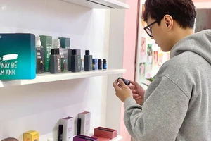 Nam giới ngày càng quan tâm đến việc chăm sóc ngoại hình bằng các sản phẩm và dịch vụ làm đẹp.