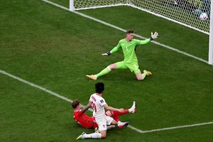 Phút 52, Azmoun tăng tốc, loại những chiếc áo đỏ Xứ Wales tung cú sút ở góc rất hẹp đi trúng cột phải bật ra và ngay tình huống sau thì Gholizadeh sút bật cột trái. 