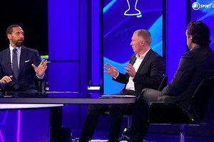 Rio Ferdinand (trái) trong vai trò bình luận viên nói rằng rất hào hứng khi những đội yếu đã thắng những đội mạnh.