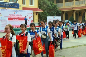 Sinh viên khó khăn ở Trường ĐH Sài Gòn năm nào cũng được tặng quà tết, tổ chức xe đưa về quê đón tết Nguyên đán.