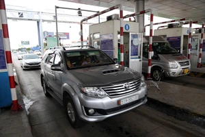 Ô tô có dán thẻ thu phí không dừng (ETC) lưu thông qua trạm thu phí trên cao tốc TP.HCM - Long Thành - Dầu Giây.
