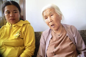 Bà Lê Thị Sách thất thần khi hay tin con trai gặp nạn.