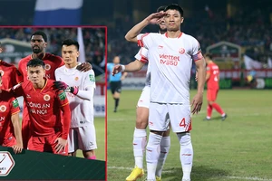 Đến khi chụp ảnh trước trận đấu mới phát hiện thủ môn Bùi Tiến Dũng mặc trang phục y hệt cầu thủ Viettel.