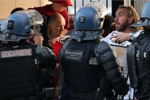 Các khán giả xem chung kết Champions League 2022 có vé mà không được vào sân.