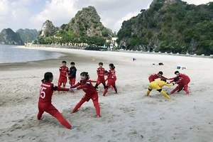 Đội tuyển nữ Việt Nam tập luyện tại Cẩm Phả.