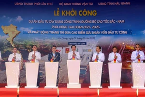 Cao tốc Bắc - Nam phía đông, đoạn nối Cần Thơ với Hậu Giang là một trong những công trình hạ tầng kết nối các tỉnh trong vùng kinh tế TP.HCM - ĐBSCL.
