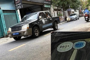 Xe bán tải biển xanh 43E-1445 của UBND phường Bình Thuận, quận Hải Châu tem đăng kiểm đã hết hạn hơn 1,5 năm nhưng vẫn lưu thông trên đường.