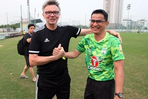 Ông Troussier nhắn nhủ HLV Kiatisak tạo điều kiện cho cầu thủ trẻ thi đấu.