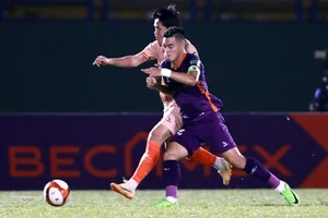 Tiến Linh nỗ lực tìm bàn thắng nhưng bất lực khi B. Bình Dương đen trên sân nhà.