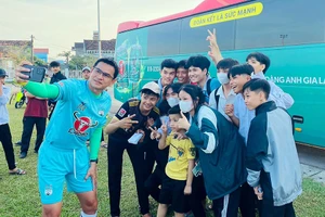 HLV Kiatisak thân thiện với các học sinh trên sân Vinh trước trận cầu gay go với SL Nghệ An.