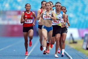 Hai nội dung “xương” cách nhau chỉ 20 phút nhưng Nguyễn Thị Oanh vẫn mạnh mẽ vượt qua các đối thủ để mang về hai HCV.