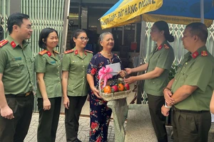 Lãnh đạo và chiến sĩ Phòng An ninh chính trị nội bộ Công an TP.HCM thăm, tặng quà cán bộ hưu trí.