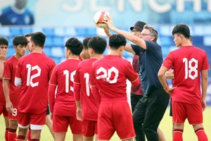 HLV nắn nót cho các cầu thủ những tình huống trước trận gặp Thái Lan.