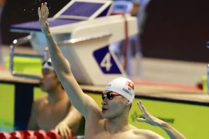 Thanh Bảo lại phá kỷ lục và ăn mừng với biểu tượng chiến thắng quen thuộc.