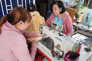 Bà Dương Phương Huyền luôn theo sát cuộc sống của chị HHL (ngồi may) để giúp đỡ.