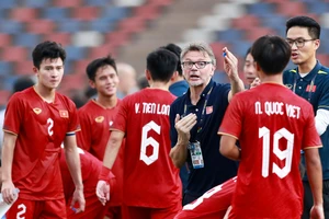 HLV Troussier có phần thông cảm khi các học trò của mình không có chỗ đứng ở V-League.