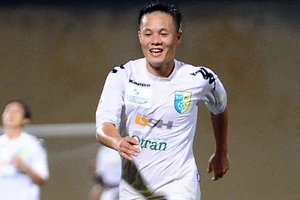 Lão tướng Thành Lương xỏ giày ra sân gồng gánh cho Hà Nội FC.