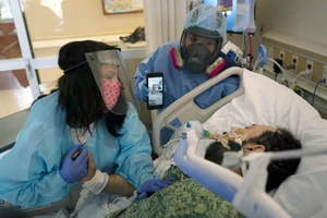 Một bệnh nhân COVID-19 diễn biến xấu được điều trị tại Trung tâm Y tế St. Jude (TP Fullerton, bang California, Mỹ) ngày 15-2-2021, thời điểm Mỹ vẫn bị dịch hoành hành nặng.