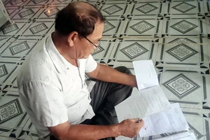 Ông Lại Tấn Tài xem các giấy báo tin của các cơ quan chức năng về việc thụ lý tố cáo của ông.