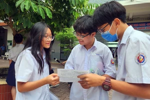 Thí sinh tham dự kỳ thi tuyển sinh vào lớp 10 tại điểm thi Trường THCS Trần Văn Ơn, quận 1.