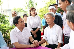 Phó Thủ tướng Trần Lưu Quang thăm hỏi gia đình ông Nguyễn Văn Dũng, Chủ tịch UBND xã Ea Tiêu, nạn nhân trong vụ nổ súng ở trụ sở Công an xã Ea Tiêu.