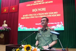 Thiếu tướng Lê Hồng Nam, Giám đốc Công an TP.HCM, phát biểu tại hội nghị.