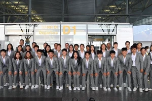 Toàn đội trước giờ lên đường với những nụ cười rạng rỡ.