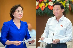 Bộ trưởng Bộ Nội vụ Phạm Thị Thanh Trà (trái) trình bày tờ trình của Chính phủ tại cuộc họp của Ủy ban Thường vụ Quốc hội chiều 12-7 và Phó Chủ tịch Quốc hội Nguyễn Khắc Định: “Hồ sơ đủ điều kiện để Ủy ban Thường vụ Quốc hội biểu quyết thông qua”.